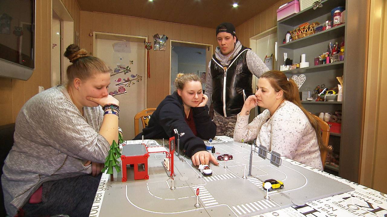 Lavinia, Sarah-Jane und Sarafina beschließen, endlich den Führerschein in Angriff zu nehmen. Flo gibt den Wollny-Mädels geduldig Theorieunterricht.