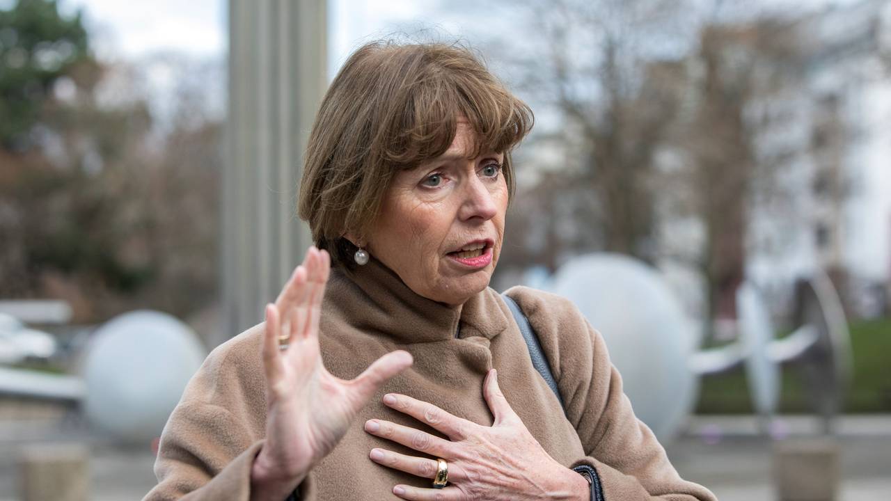 Henriette Reker spricht am Ebertplatz in Köln.