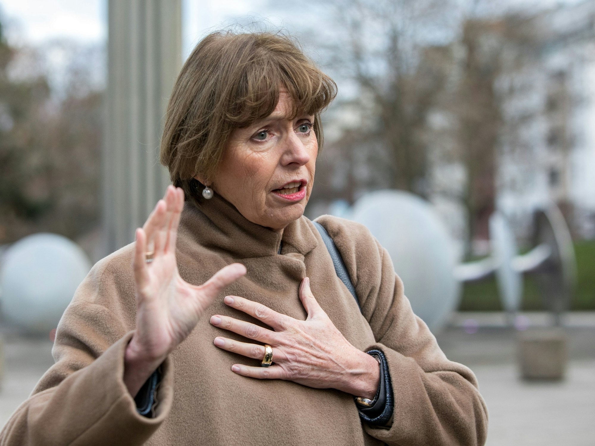 Henriette Reker spricht am Ebertplatz in Köln.