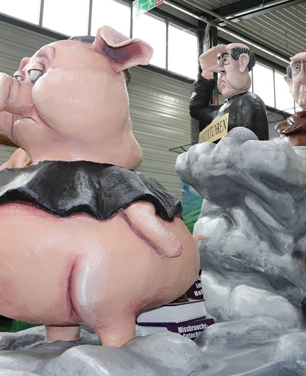 Persiflagewagen mit Schweinepriestern
