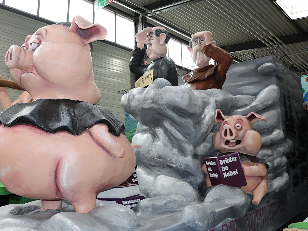 Persiflagewagen mit Schweinepriestern