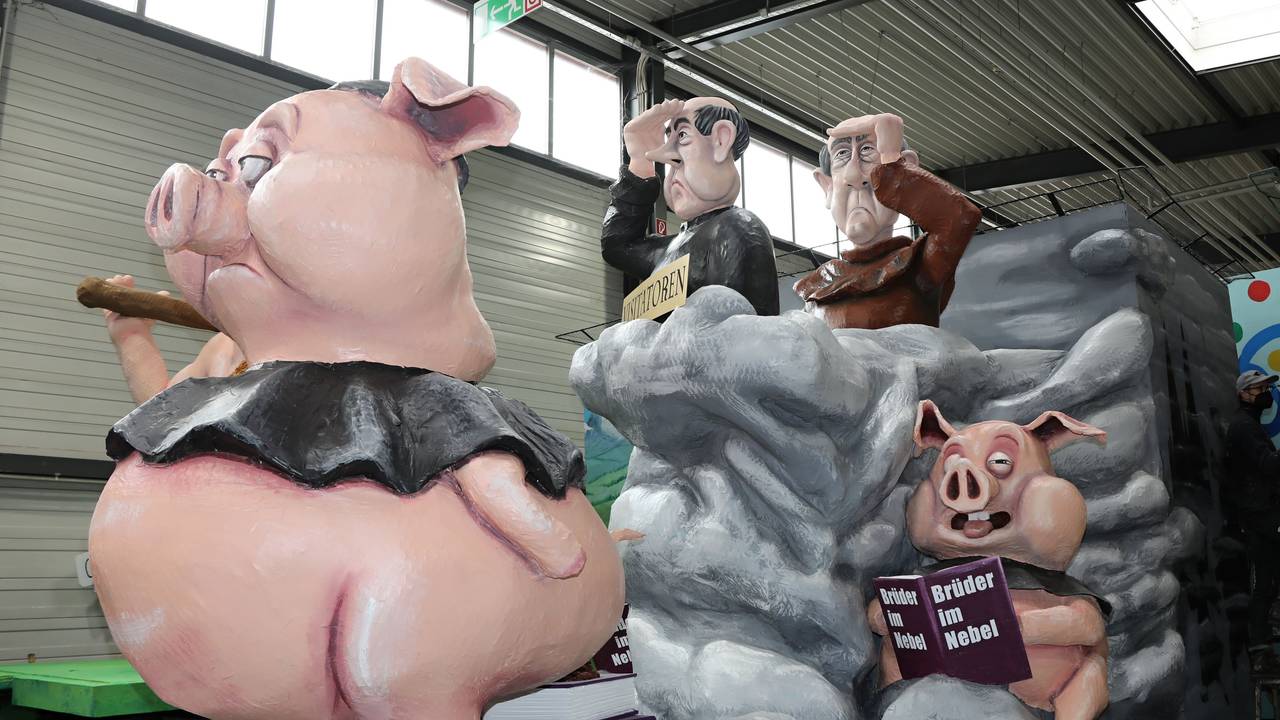 Persiflagewagen mit Schweinepriestern