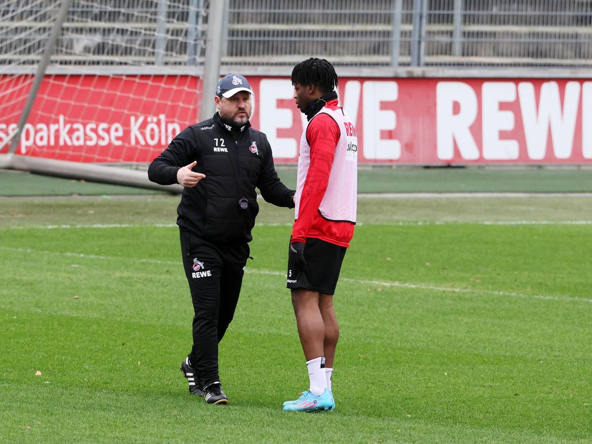 Steffen Baumgart nimmt Bright Arrey-Mbi zur Seite.