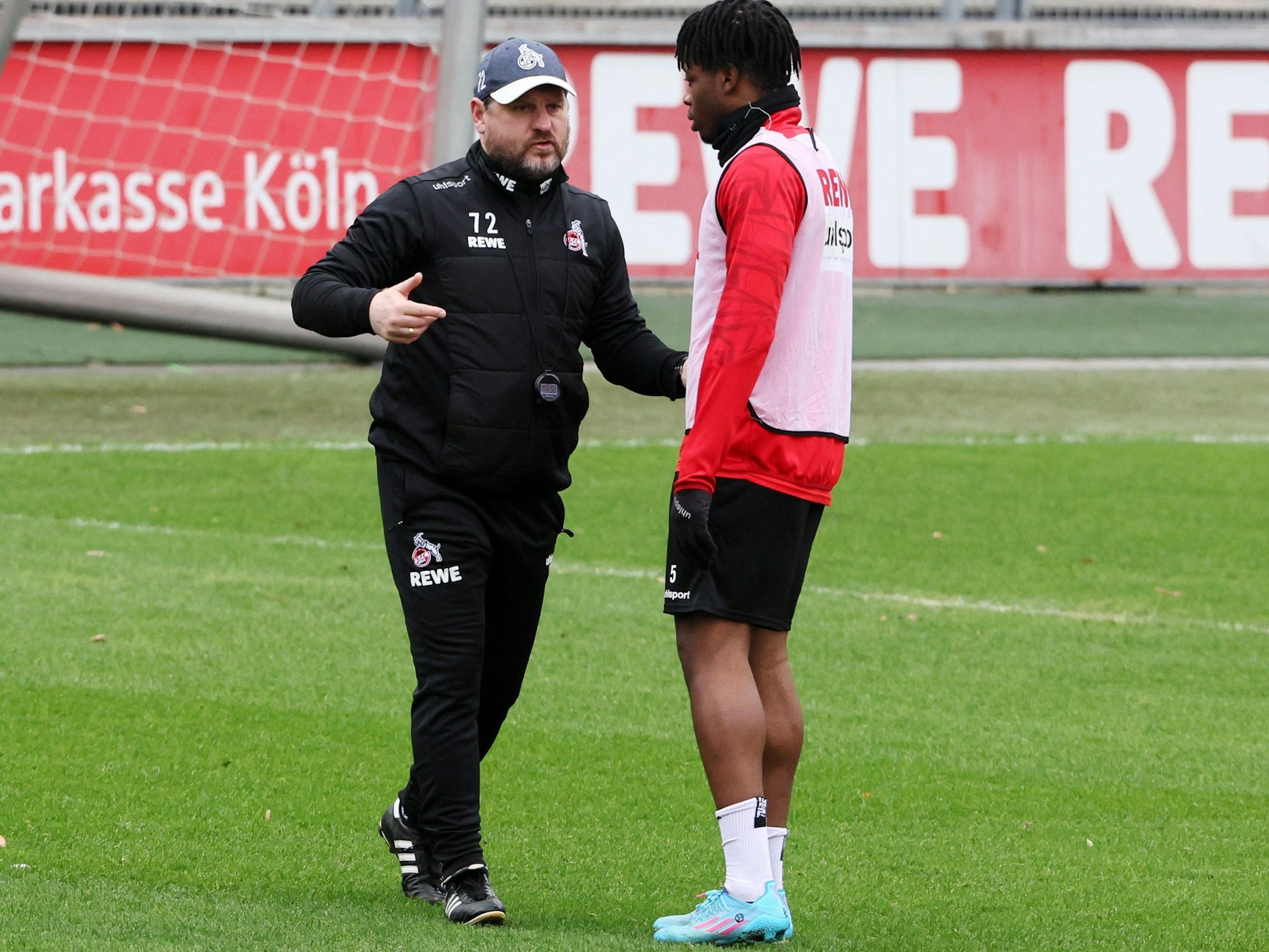 Steffen Baumgart nimmt Bright Arrey-Mbi zur Seite.