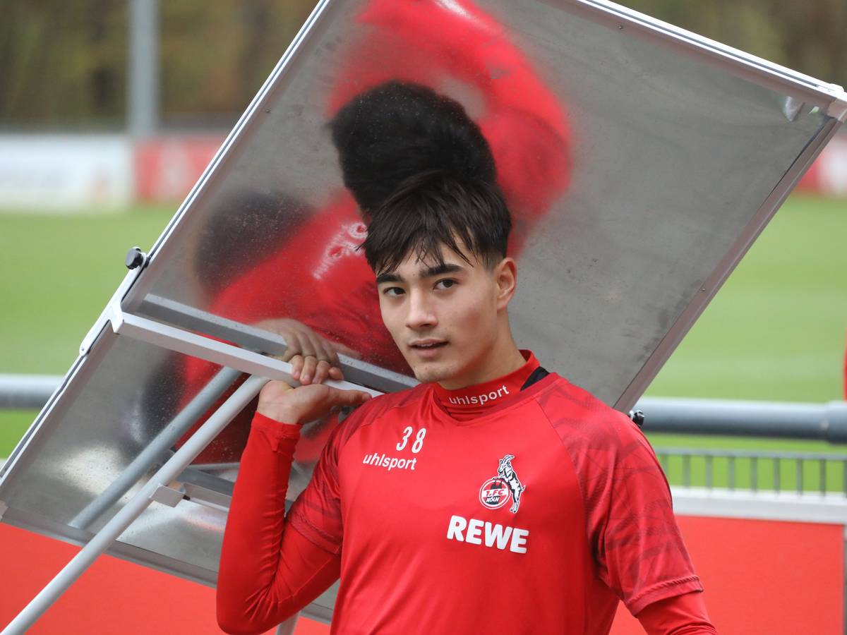 Jens Castrop trägt beim Training eine Taktik-Tafel