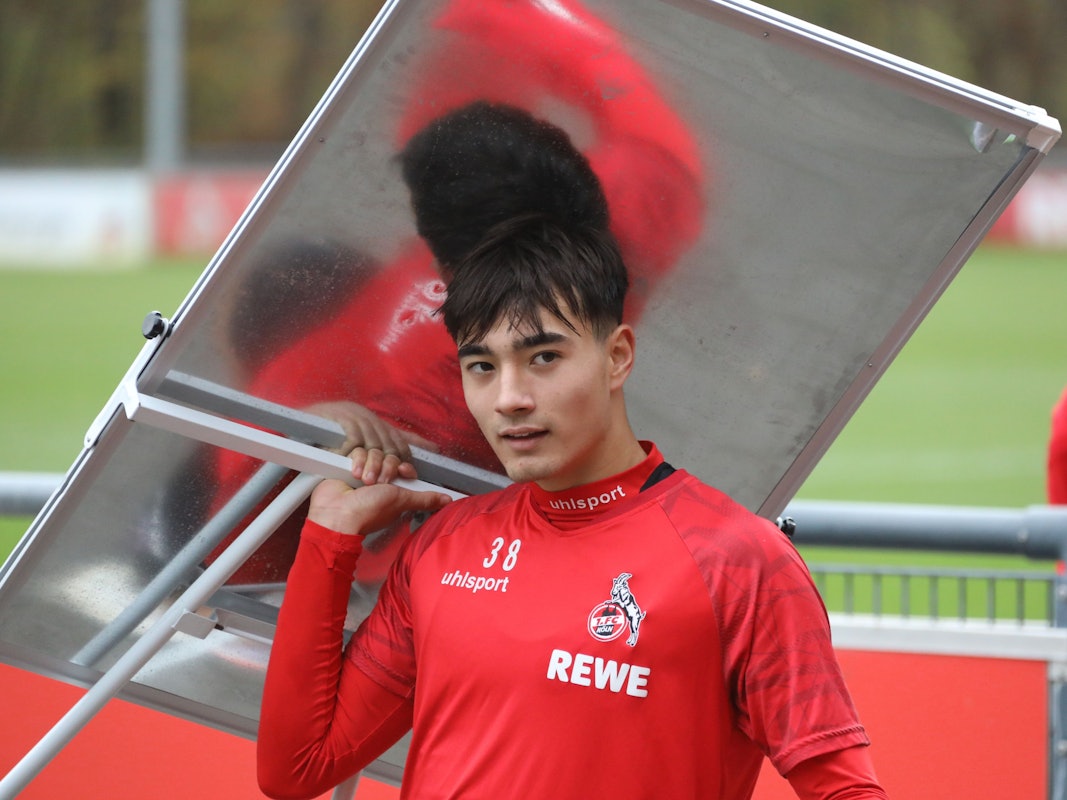 Jens Castrop trägt beim Training eine Taktik-Tafel
