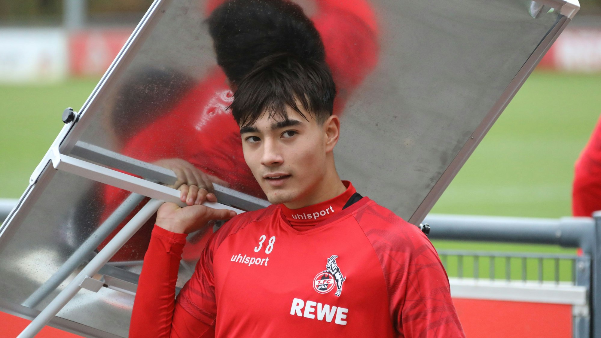 Jens Castrop trägt beim Training eine Taktik-Tafel