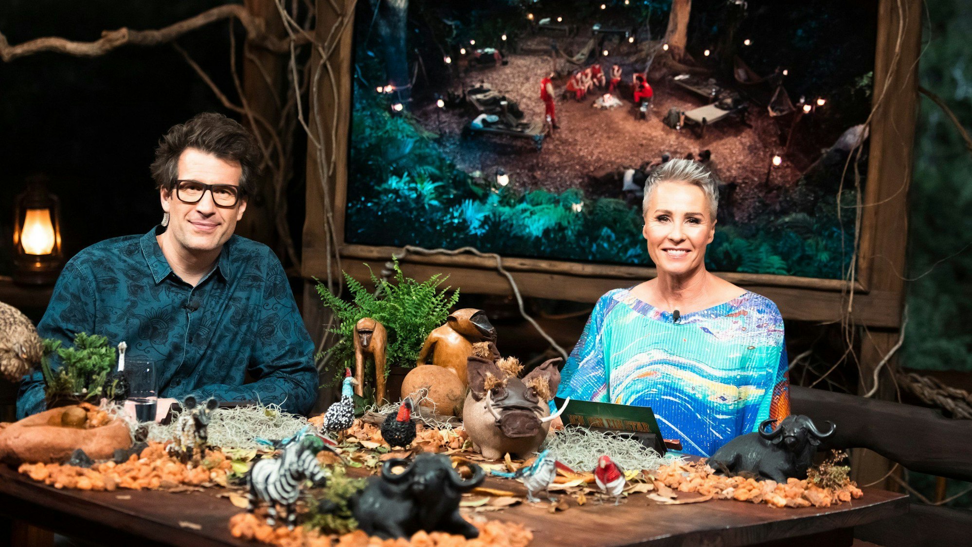 Die beiden Moderatoren Sonja Zietlow und Daniel Hartwich im Baumhaus in Südafrika. 2022 moderierten die beiden zum letzten Mal gemeinsam das Dschungelcamp „Ich bin ein Star, holt mich hier raus“.