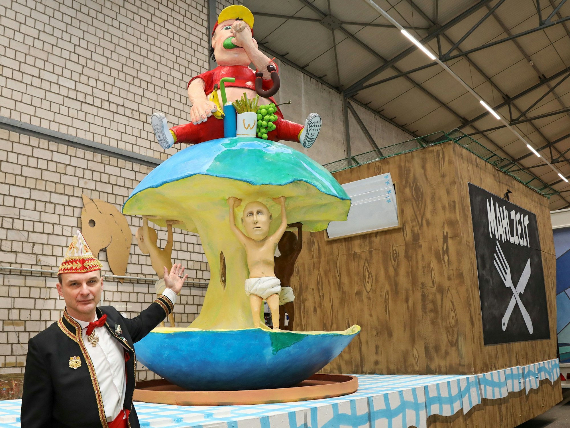 Holger Kirsch steht vor einem Persiflagewagen.