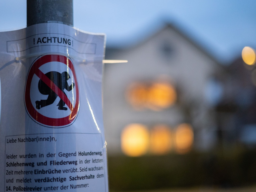 Schild vor einem Haus weist auf mögliche Einbrecher hin.