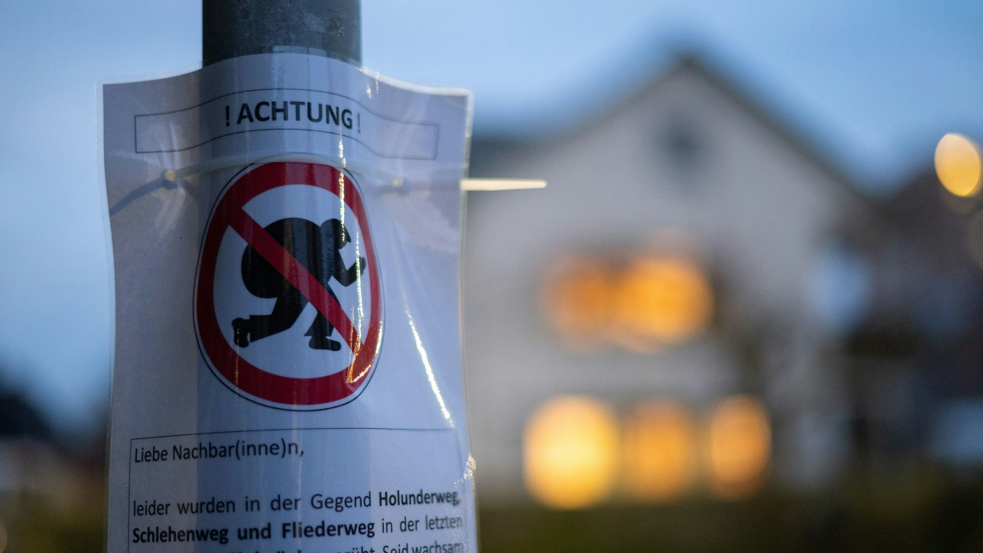 Schild vor einem Haus weist auf mögliche Einbrecher hin.