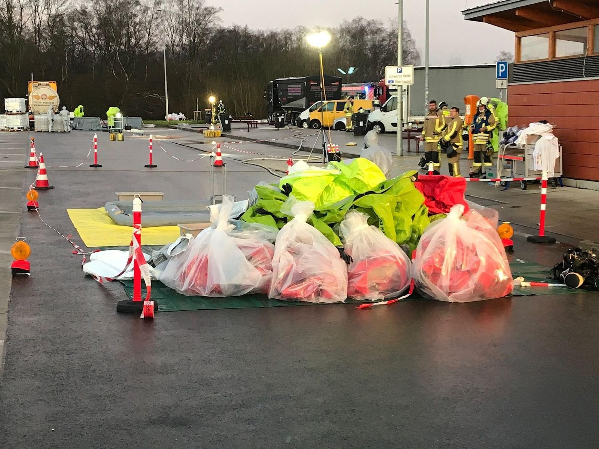 Müllberg auf einem Rastplatz an der A2.
