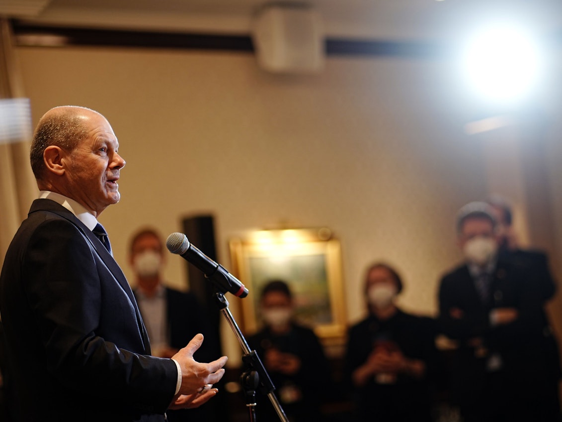 Bundeskanzler Olaf Scholz (SPD) spricht auf einer Pressekonferenz im Hotel Ritz Carlton.