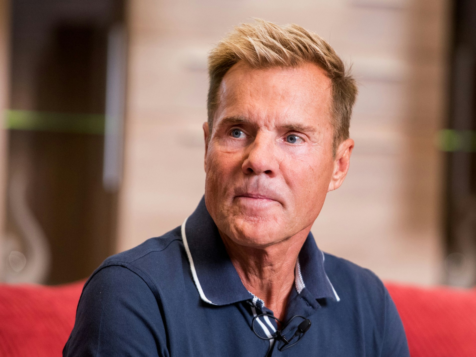 Dieter Bohlen präsentiert 2018 in einem Möbelhaus seine Werbekampagne "Von Bohlen empfohlen" und sitzt auf einem Sofa.