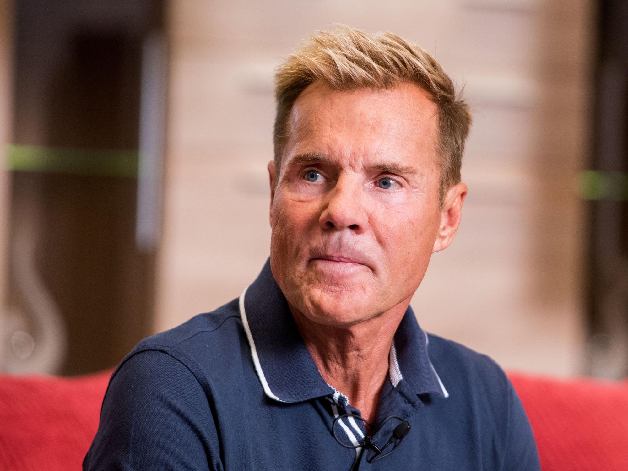 Dieter Bohlen präsentiert 2018 in einem Möbelhaus seine Werbekampagne "Von Bohlen empfohlen" und sitzt auf einem Sofa.