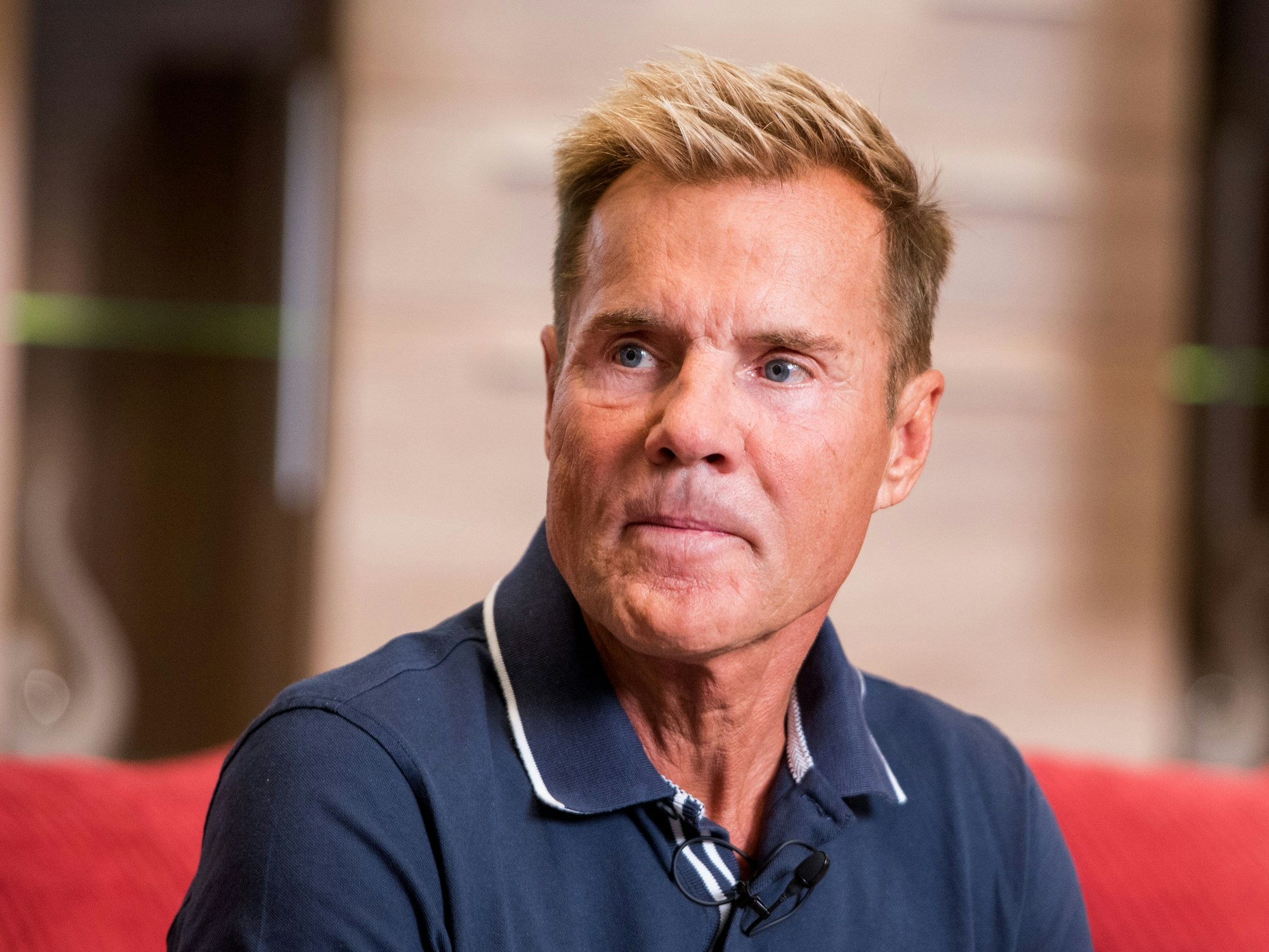Dieter Bohlen präsentiert 2018 in einem Möbelhaus seine Werbekampagne "Von Bohlen empfohlen" und sitzt auf einem Sofa.