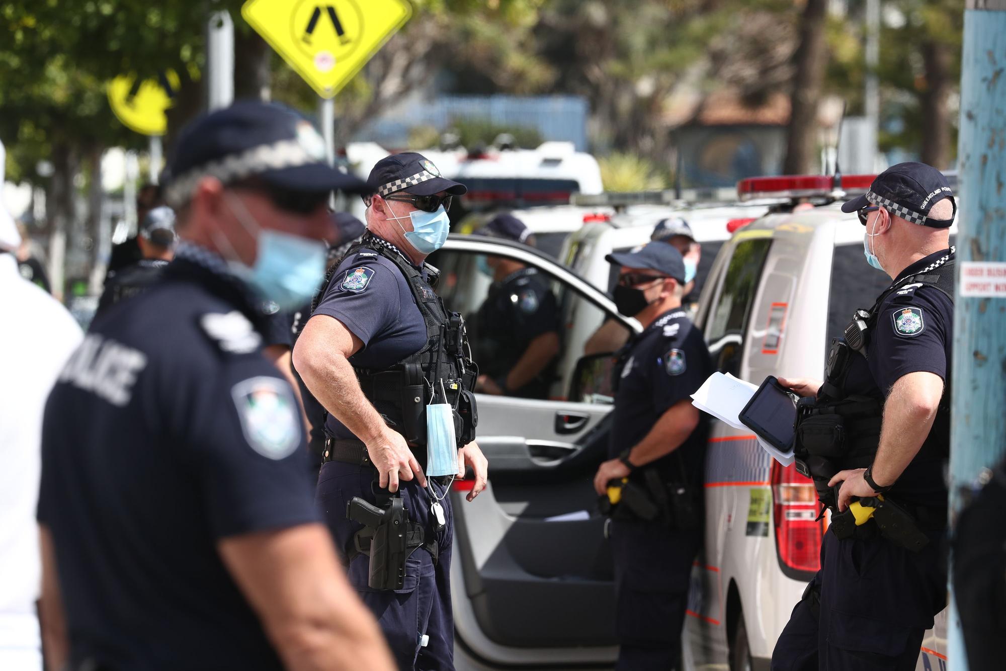 Polizisten sind während eines Protests gegen die Corona-Maßnahmen in der Nähe der Grenze zwischen New South Wales und Queensland in Coolangatta im Einsatz