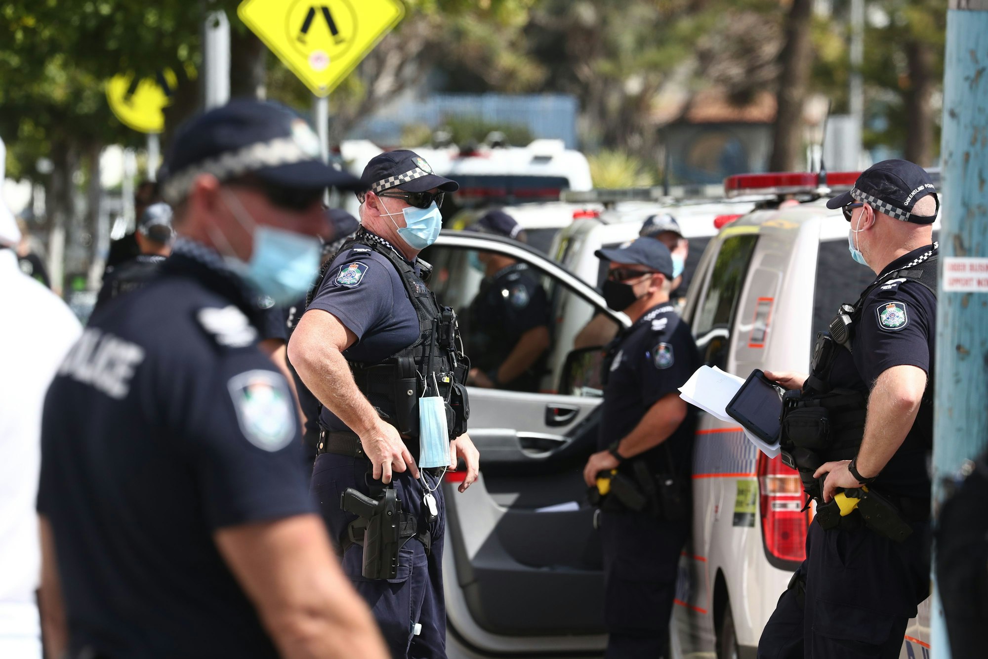 Polizisten sind während eines Protests gegen die Corona-Maßnahmen in der Nähe der Grenze zwischen New South Wales und Queensland in Coolangatta im Einsatz
