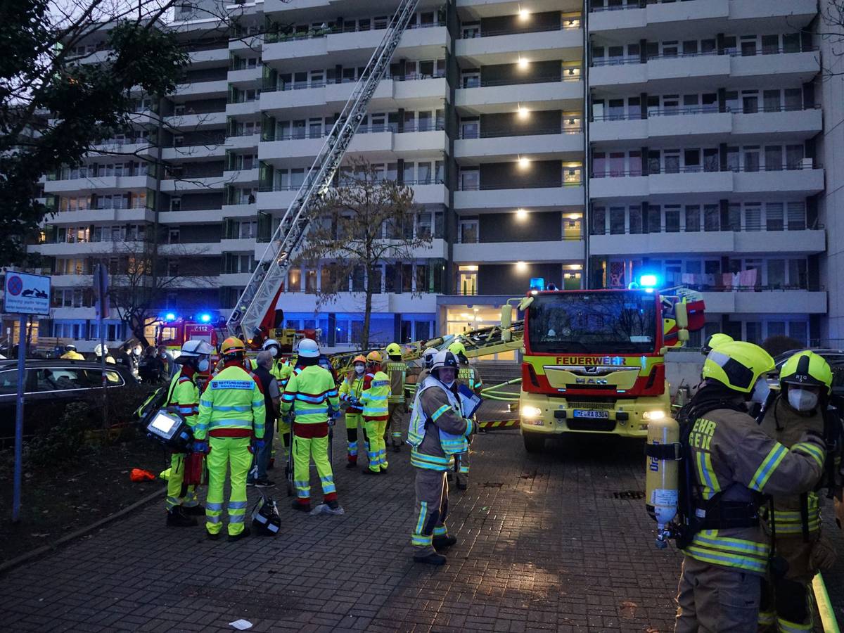 Feuerwehr bei einem Einsatz vor einem Haus in Ratingen.