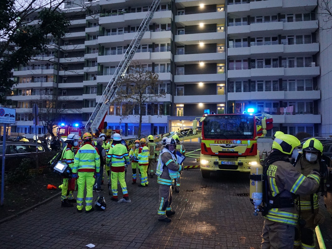 Feuerwehr bei einem Einsatz vor einem Haus in Ratingen.