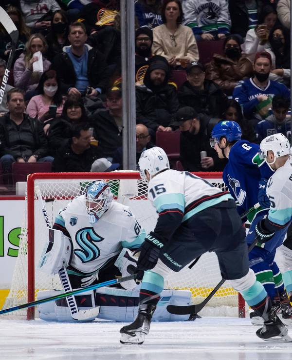 Spielszene aus dem NHL-Spiel zwischen den Vancouver Canucks und den Seattle Kraken vor dem Tor der Gäste.