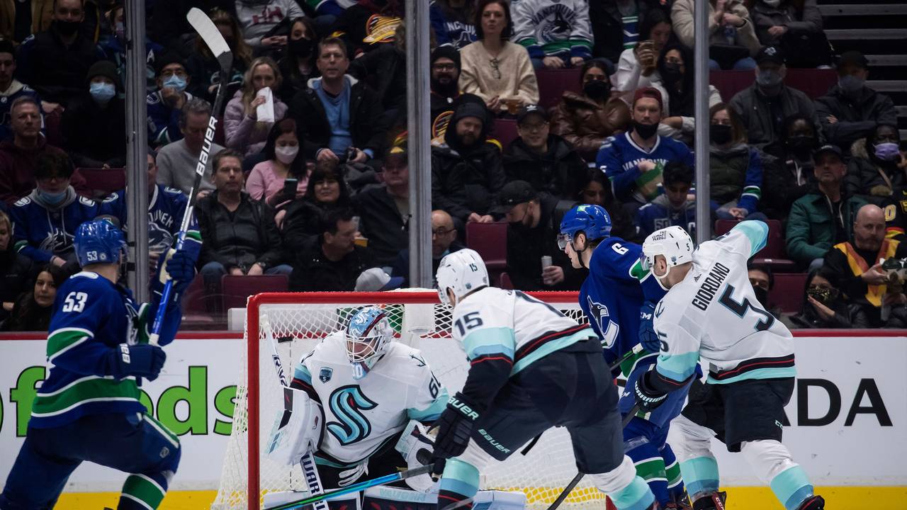 Spielszene aus dem NHL-Spiel zwischen den Vancouver Canucks und den Seattle Kraken vor dem Tor der Gäste.