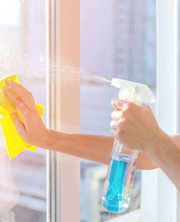 Fenster streifenfrei putzen, geht mit Hausmitteln genauso gut, wie mit speziellen Glasreinigern.