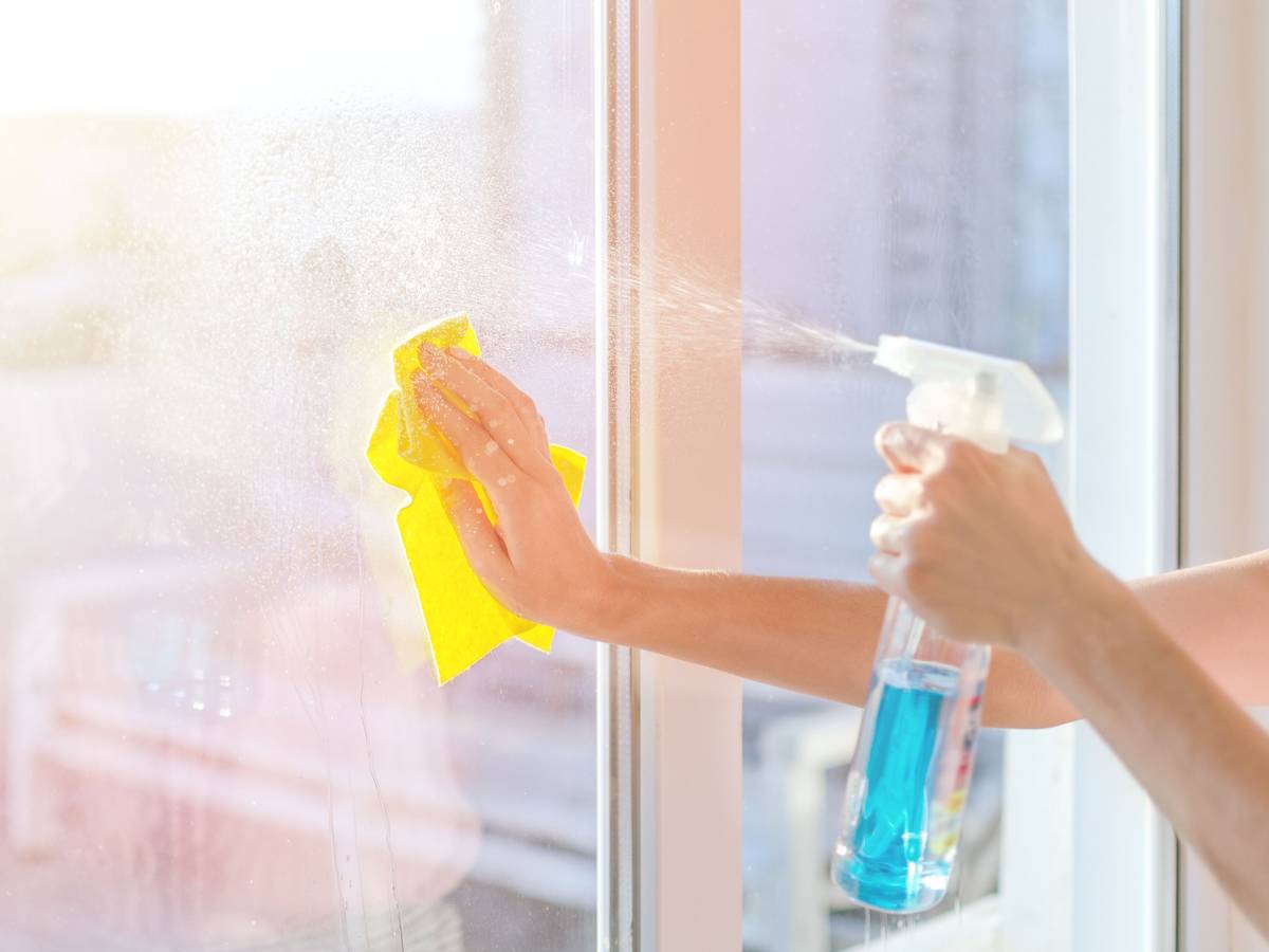 Fenster streifenfrei putzen, geht mit Hausmitteln genauso gut, wie mit speziellen Glasreinigern.