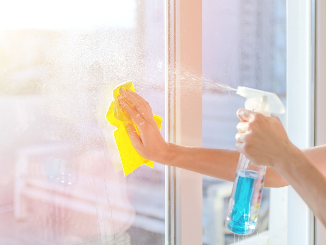 Fenster streifenfrei putzen, geht mit Hausmitteln genauso gut, wie mit speziellen Glasreinigern.