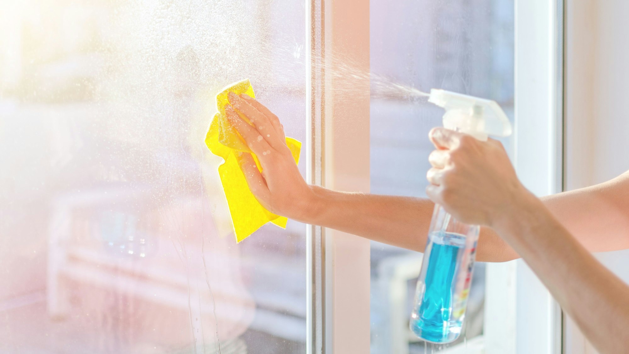 Fenster streifenfrei putzen, geht mit Hausmitteln genauso gut, wie mit speziellen Glasreinigern.