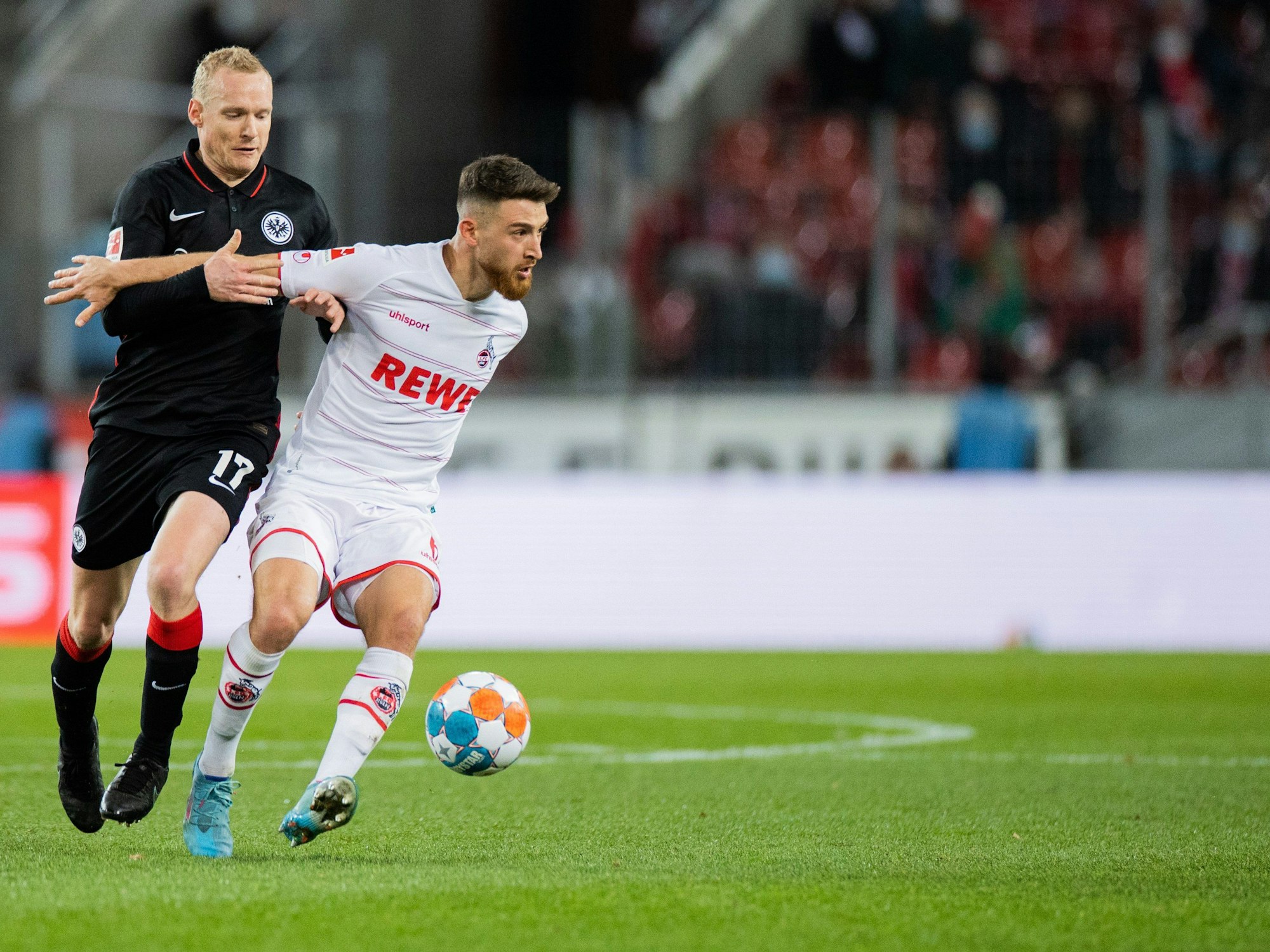 Salih Özcan im Zweikampf mit Sebastian Rode