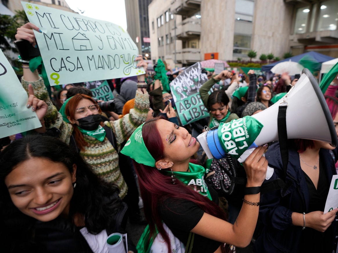 Pro-Abtreibungs-Aktivisten versammeln sich vor dem Verfassungsgericht und demonstrieren mit Fahnen, Tüchern und Schildern.