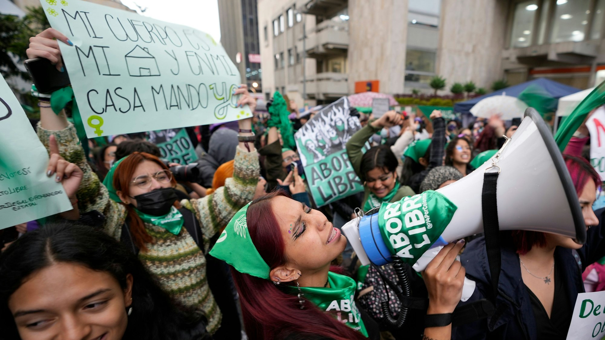 Pro-Abtreibungs-Aktivisten versammeln sich vor dem Verfassungsgericht und demonstrieren mit Fahnen, Tüchern und Schildern.