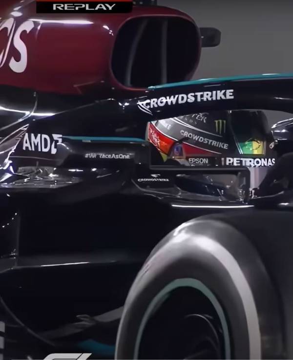 Screenshot der TV-Übertragung des letzten Saisonrennens der Formel 1 im Jahr 2021. In der entscheidenden Phase der Saison blendete die Formel 1 bei TV-Übertragungen immer wieder den Funk-Verkehr zwischen Teams und Rennleitung ein