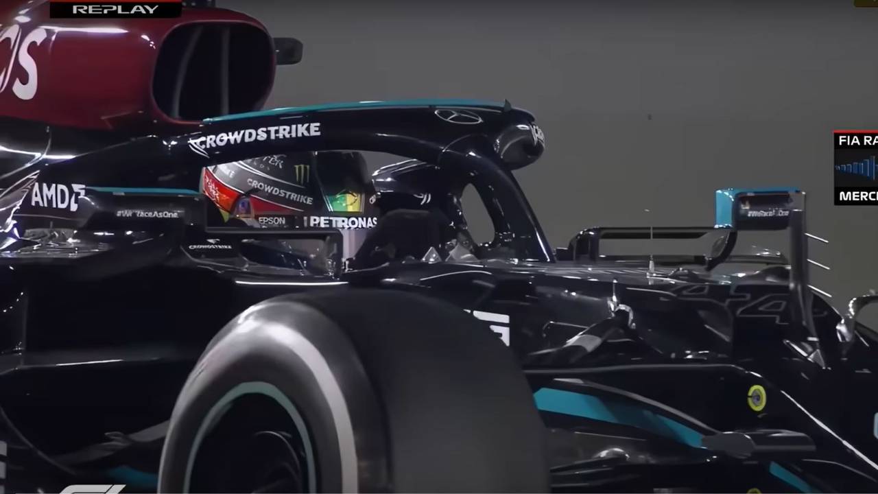 Screenshot der TV-Übertragung des letzten Saisonrennens der Formel 1 im Jahr 2021. In der entscheidenden Phase der Saison blendete die Formel 1 bei TV-Übertragungen immer wieder den Funk-Verkehr zwischen Teams und Rennleitung ein