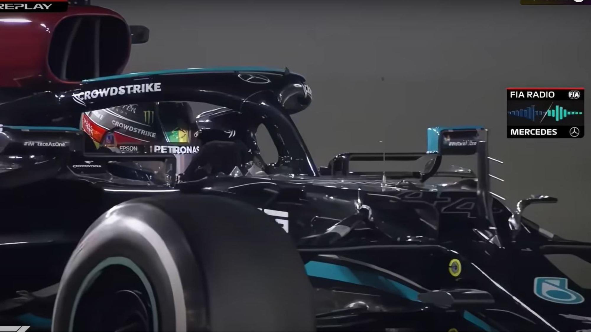 Screenshot der TV-Übertragung des letzten Saisonrennens der Formel 1 im Jahr 2021. In der entscheidenden Phase der Saison blendete die Formel 1 bei TV-Übertragungen immer wieder den Funk-Verkehr zwischen Teams und Rennleitung ein