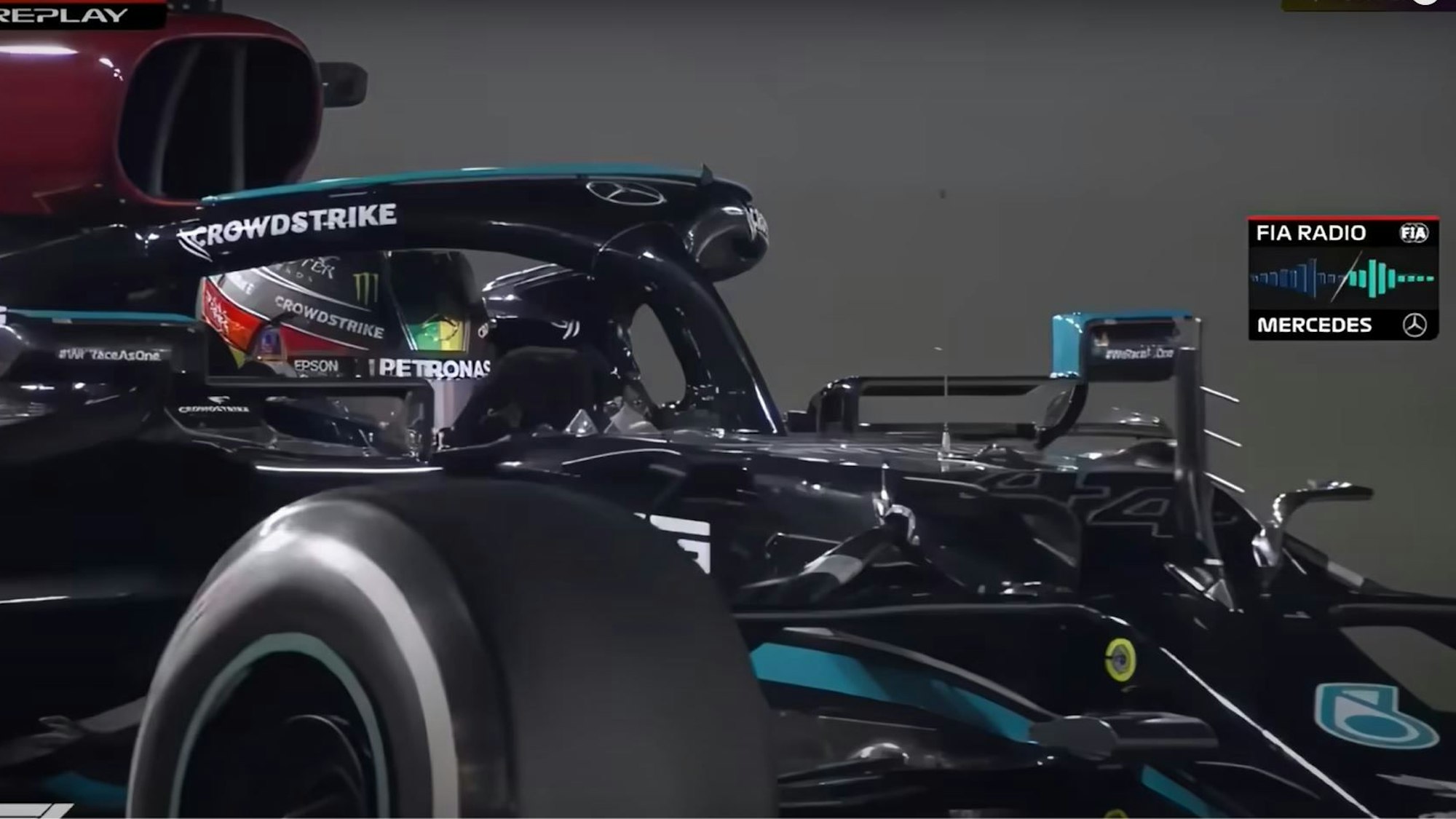 Screenshot der TV-Übertragung des letzten Saisonrennens der Formel 1 im Jahr 2021. In der entscheidenden Phase der Saison blendete die Formel 1 bei TV-Übertragungen immer wieder den Funk-Verkehr zwischen Teams und Rennleitung ein