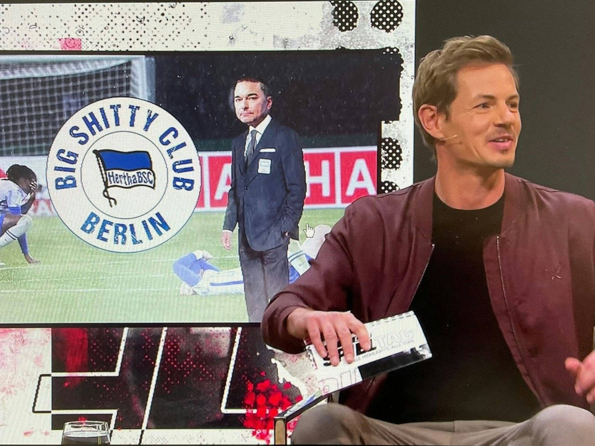 Alex Schlüter sitzt im DAZN-Studio.
