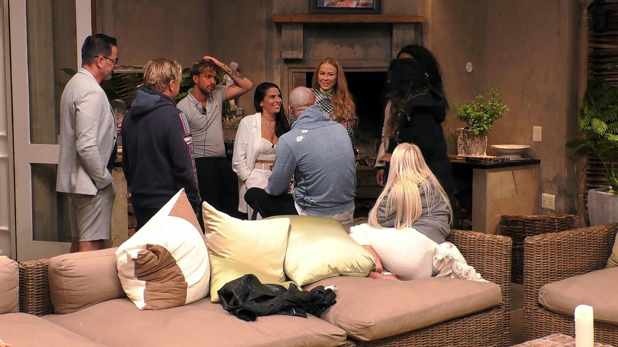 Prominent getrennt (RTL): V.l.: Alex Johlig, Patrick Eid, Serkan Yavuz, Meike Emonts, Markus Kok, Jenny Elvers, Cecilia Asoro, Sarah Joelle Jahnel, Michelle Daniaux