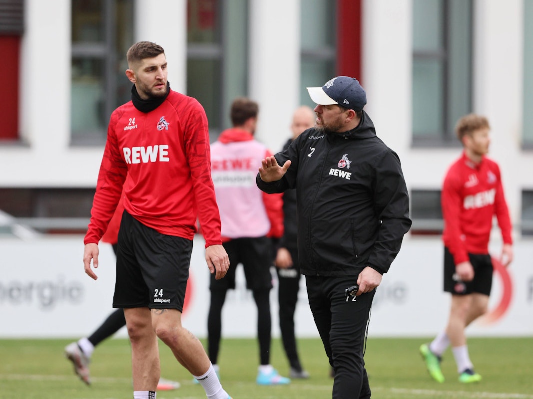 Jeff Chabot (24) spricht beim Training mit seinem Trainer Steffen Baumgart (50)