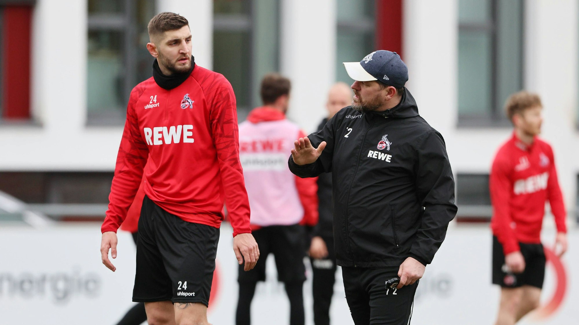 Jeff Chabot (24) spricht beim Training mit seinem Trainer Steffen Baumgart (50)
