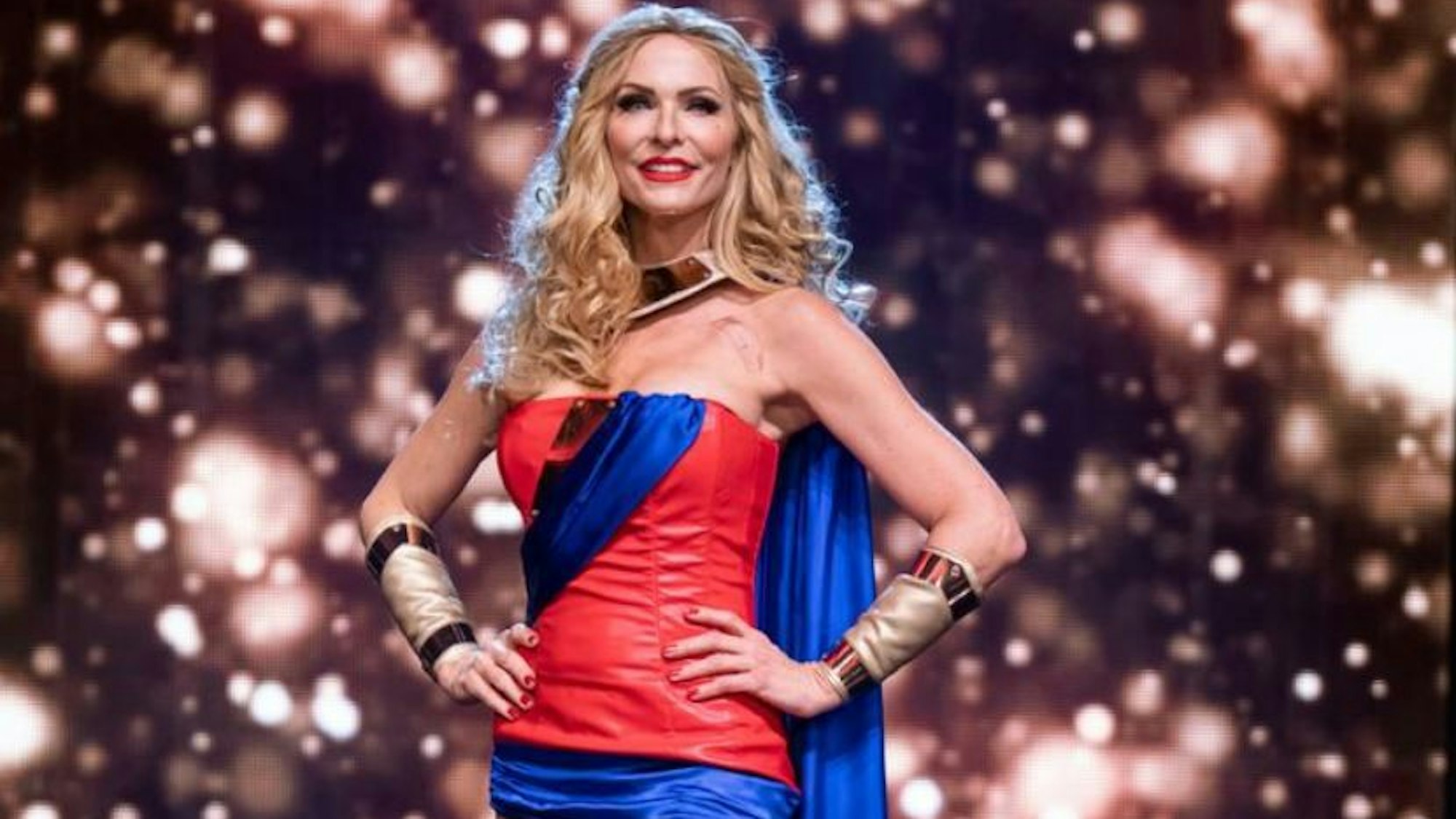 Das Superheldinnen-Kostüm, Stufe zwei der Strip-Choreografie der bewegenden VOX-Entblätterung "Showtime of my Life", steht Moderatorin und Schauspielerin Sonya Kraus nicht nur perfekt. Es passt auch zu der Extrakraft an positiver Energie, die die 48-jährige Frankfurterin ausstrahlt - trotz ihres nervenaufreibenden Kampfs gegen Brustkrebs.
© RTL / Markus Nass