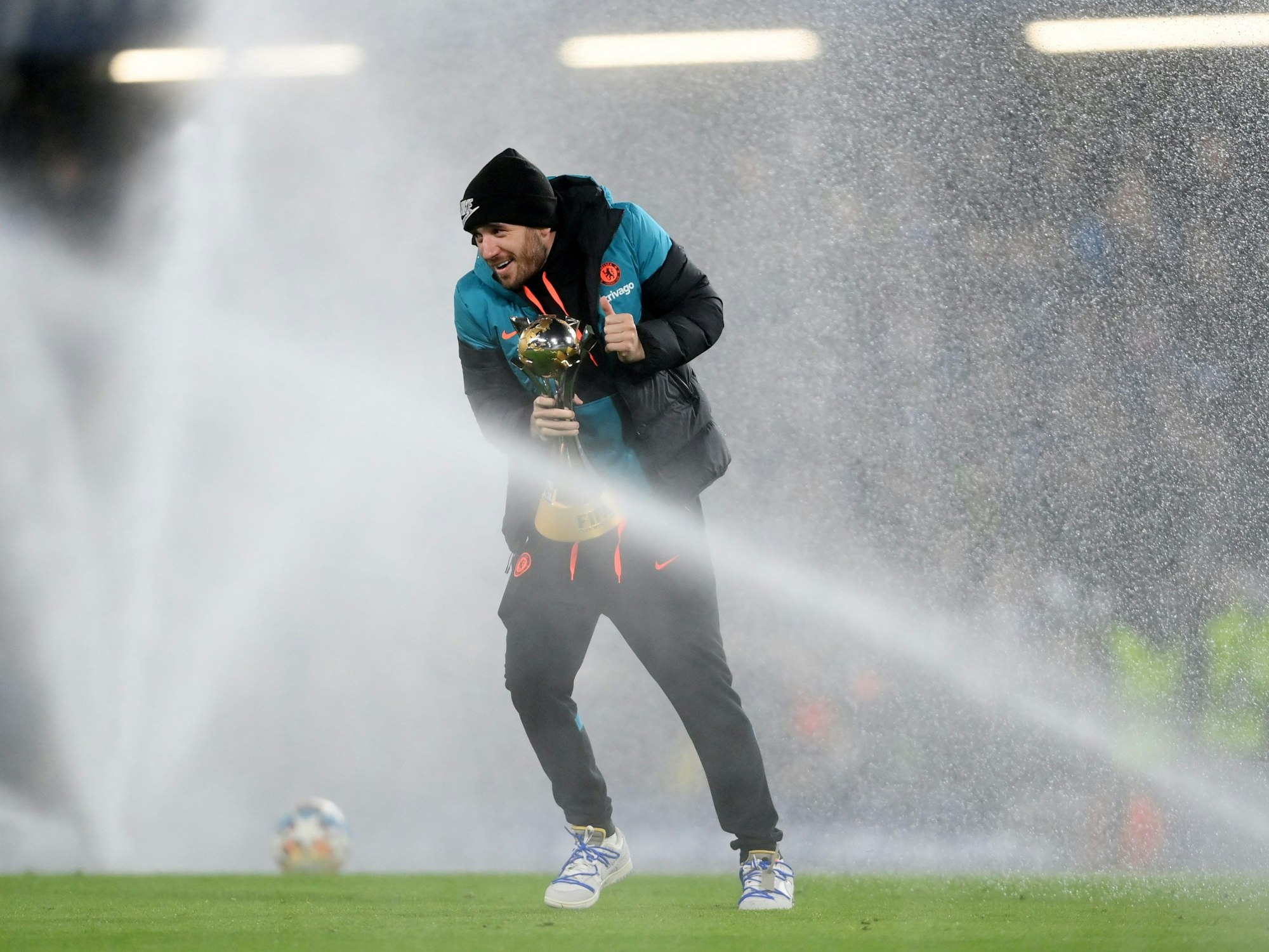 Ben Chilwell mit dem Klubweltmeister-Pokal.