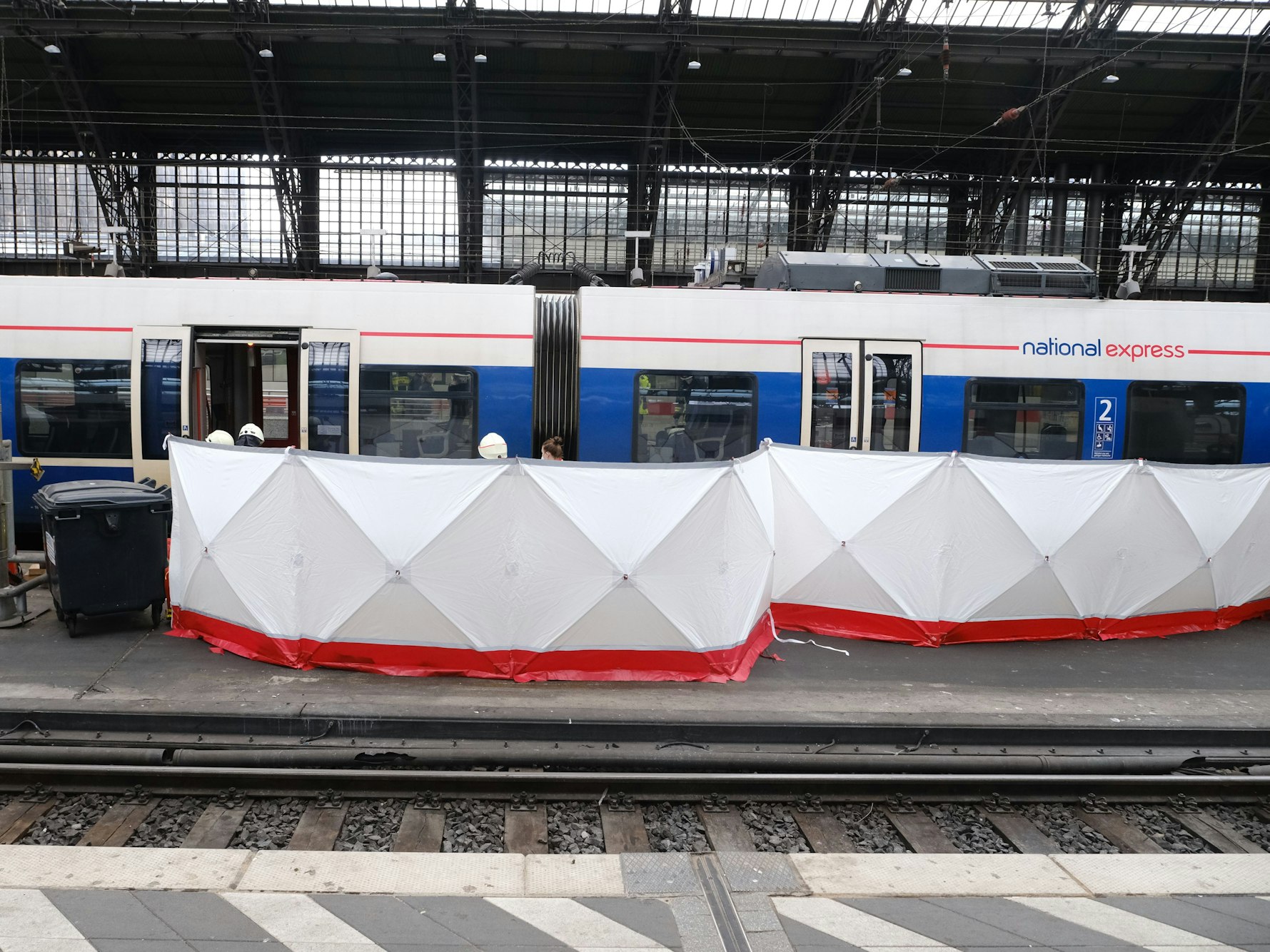 Eine Sichtschutzwand steht am Gleis 5 des Kölner Hauptbahnhofs, nachdem ein Mann von einem Zug erfasst worden war.
