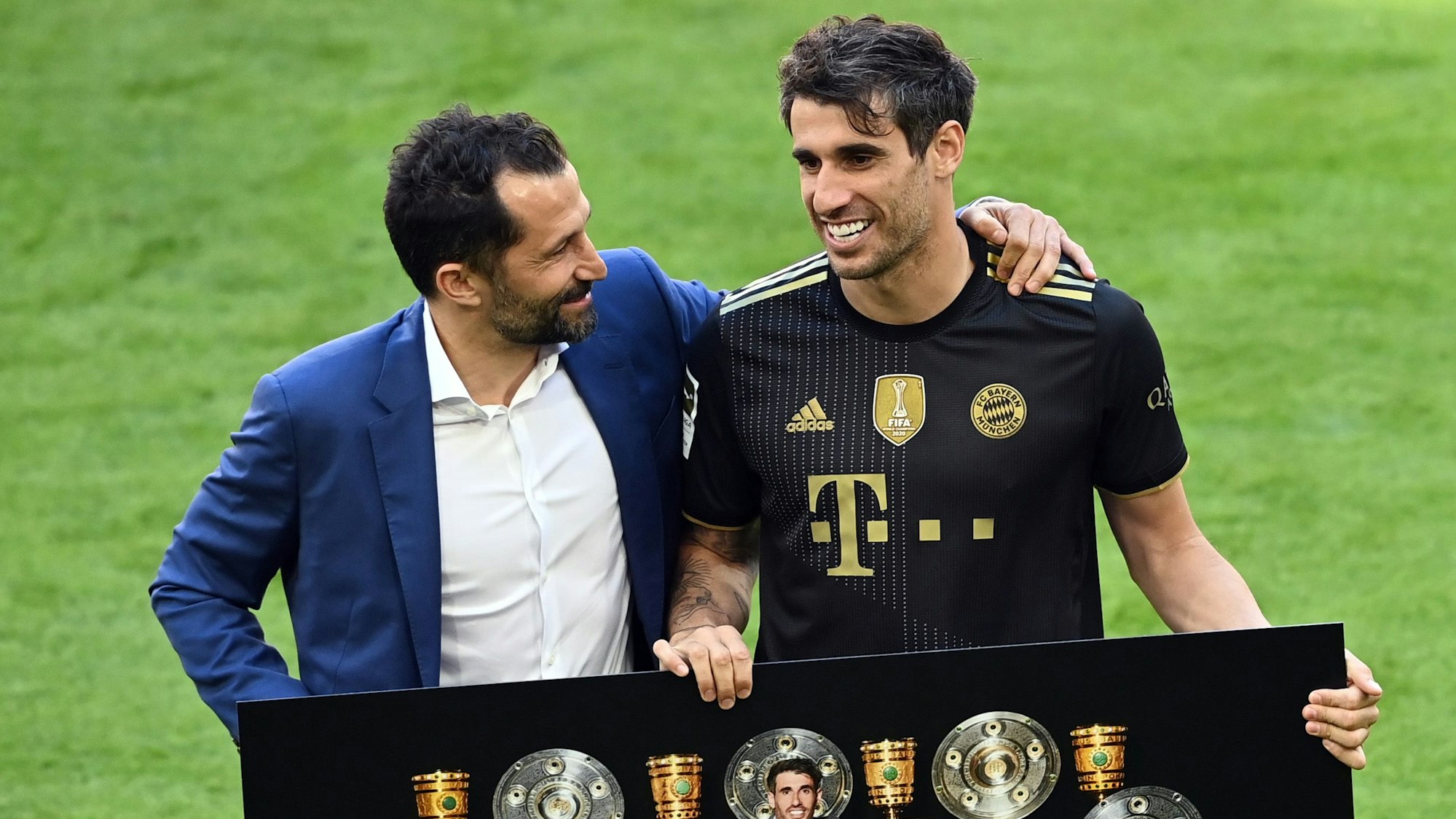 Hasan Salihamidzic (l.), Sportvorstand vom FC Bayern, verabschiedet vor dem Spiel Javi Martinez.