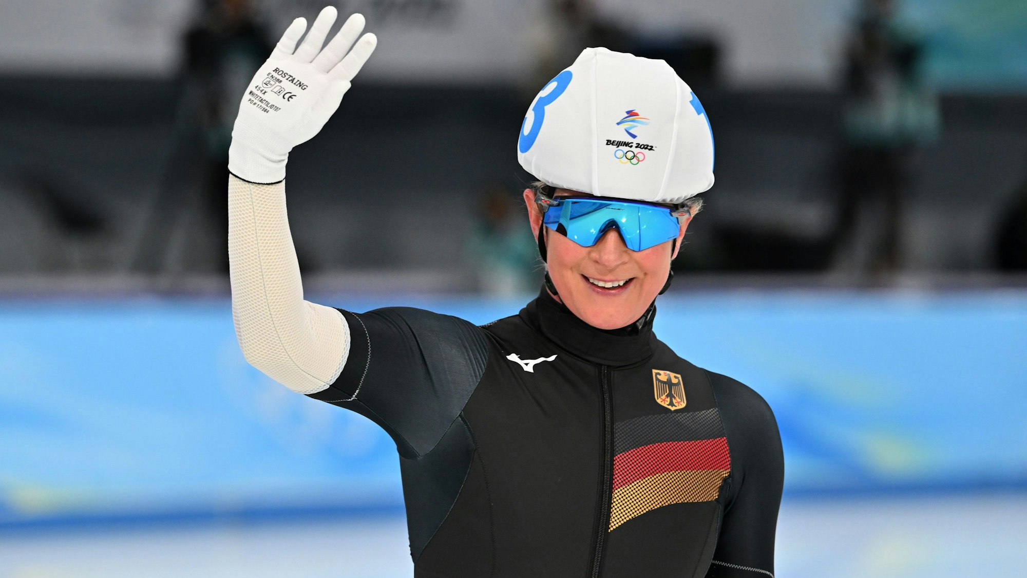 Claudia Pechstein winkt nach dem Massenstart im Eisschnelllauf bei Olympia.