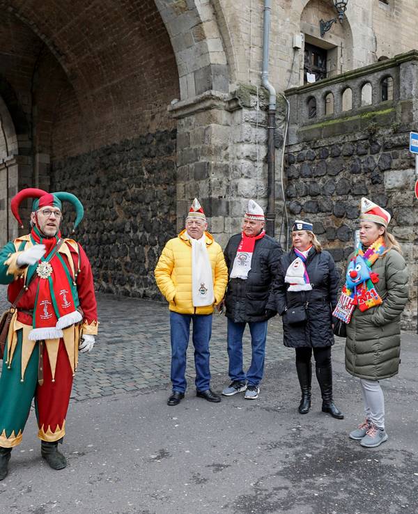 Bei der Bellejeck op Tour-Führung durch Köln stehen die Teilnehmenden vor der Severinstorburg.