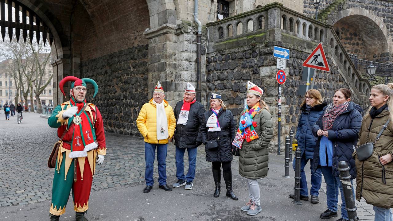 Bei der Bellejeck op Tour-Führung durch Köln stehen die Teilnehmenden vor der Severinstorburg.