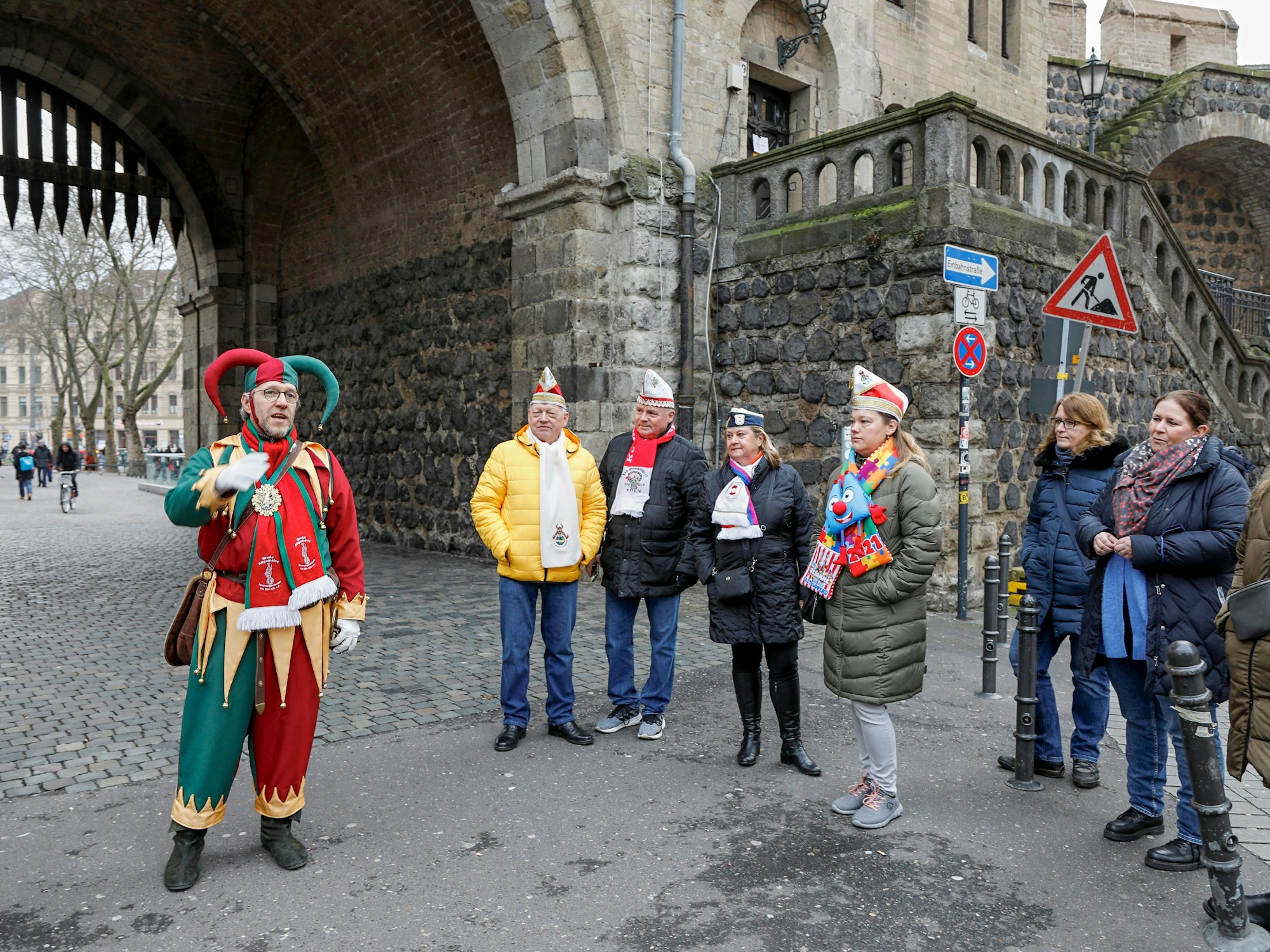 Bei der Bellejeck op Tour-Führung durch Köln stehen die Teilnehmenden vor der Severinstorburg.