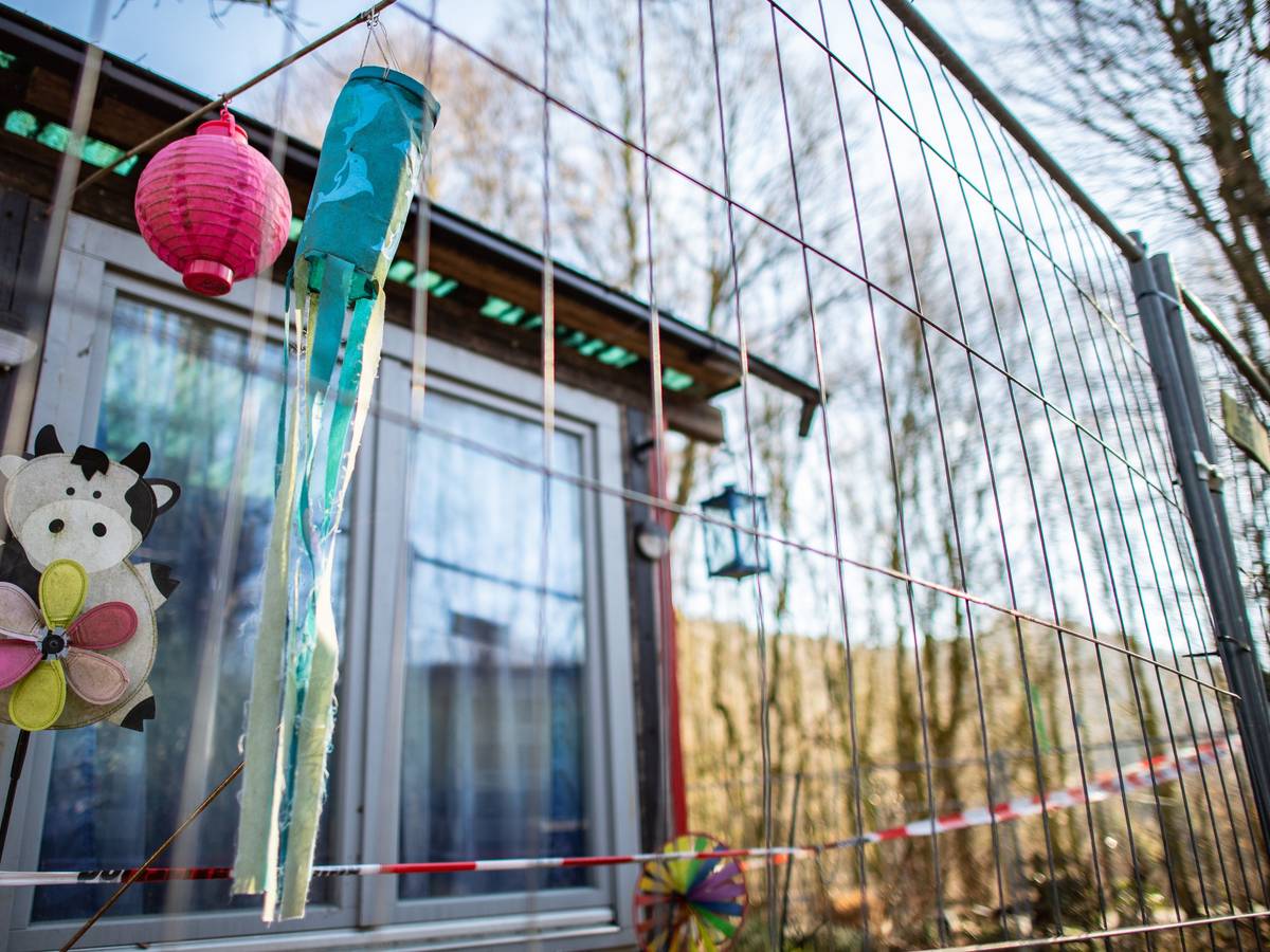 Windspiele hängen an der mittlerweile eingezäunten Campinghütte eines mutmaßlichen Sexualstraftäters auf dem Campingplatz Eichwald.